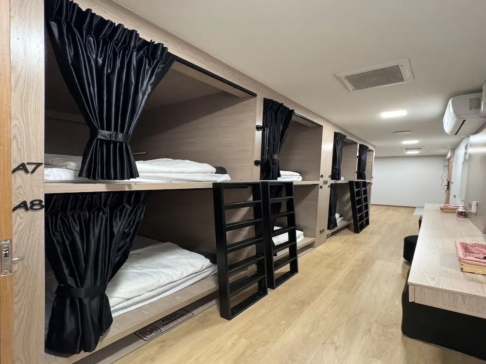 OYO 75495 Ratchadadome Hostel Bangkok