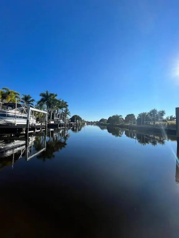 Waterfront renovated 3/2 close to everything