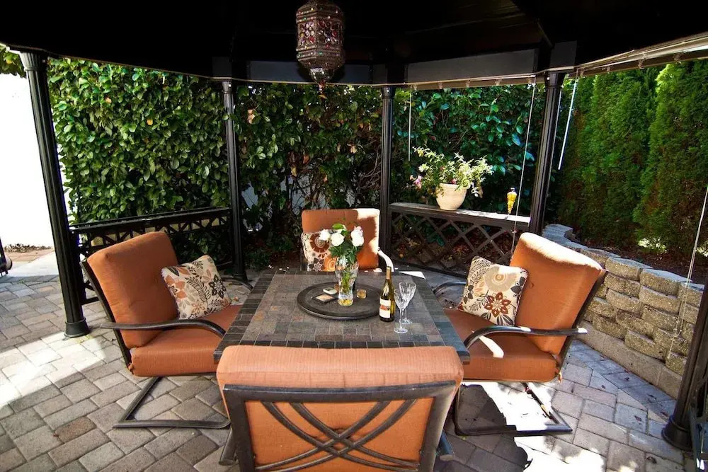 Lori Lanes 'romeo Cottage' ~ 2 Bedroom ~ Downtown