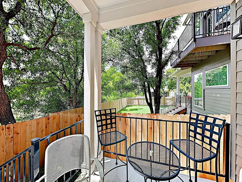 New Listing! Spacious & Lavish Getaway - Downtown! 3 Bedroom Home