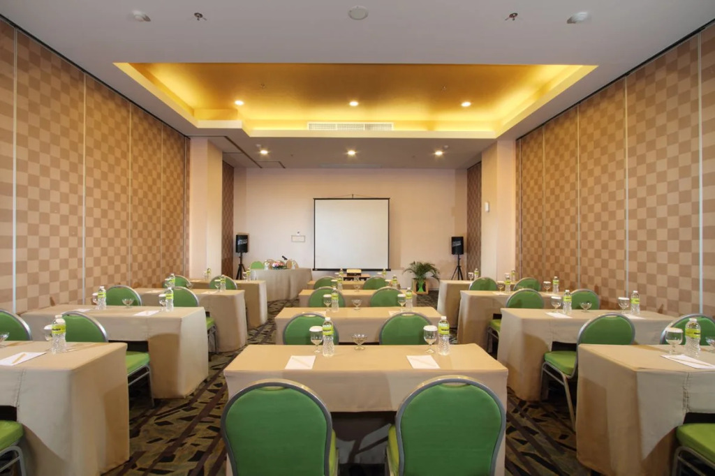MaxOne Hotels at Pemuda