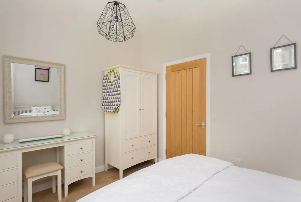 402 Dean Park Mews Apartment
