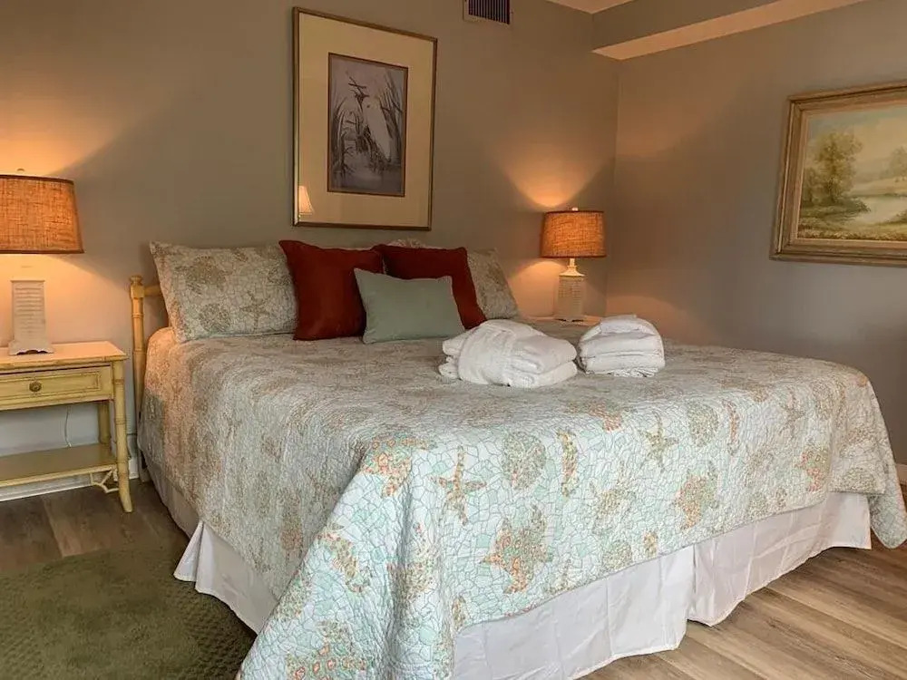 Oceanfront Condo, Steps to the Sand 4 Bedrooms 3 Bathrooms Condo