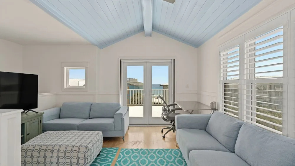 Holiday House by Avantstay Oceanview, Steps to Beach