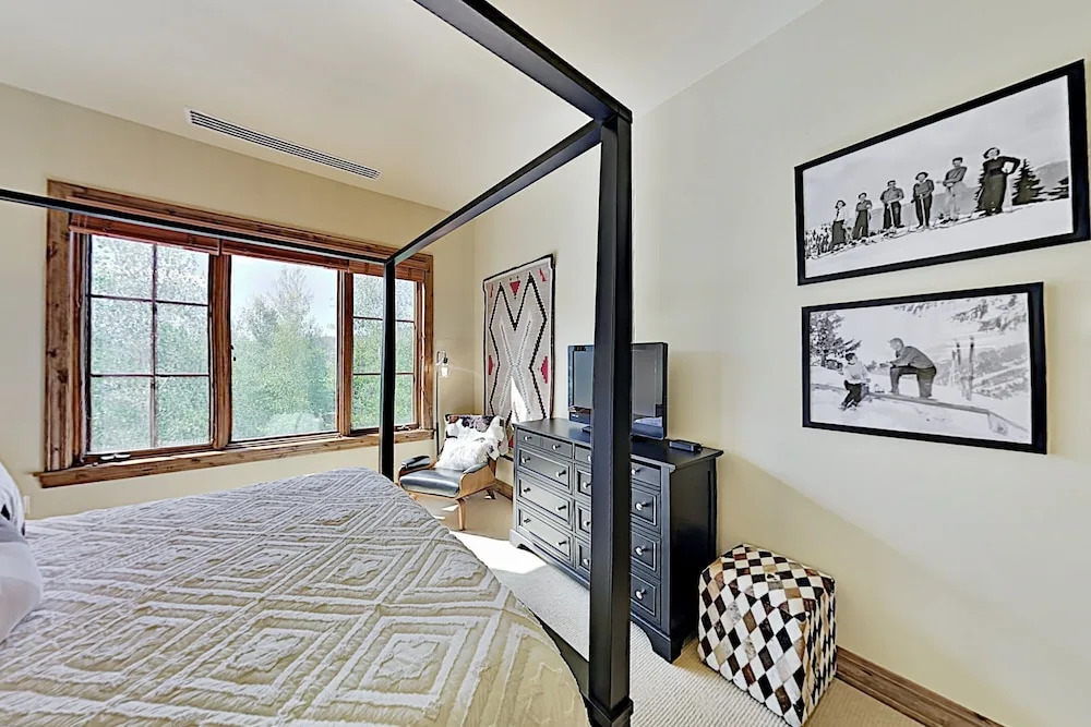 Ski-in/ski-out All-suite W/ Pool, Gym & Hot Tubs 2 Bedroom Condo