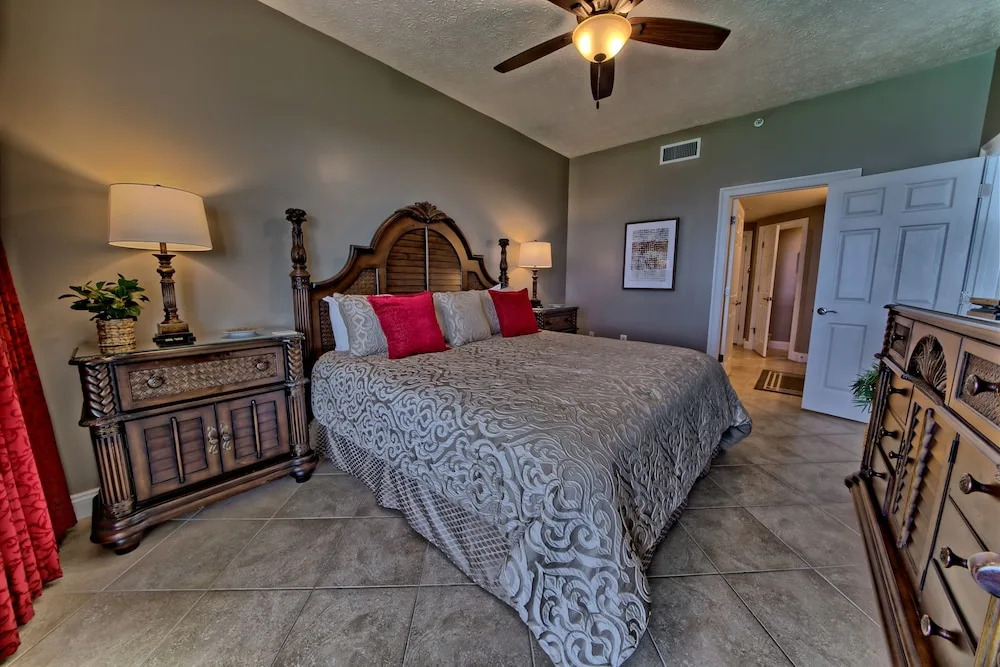 Luxurious High-Rise Condo with Spacious Balcony Facing the Ocean - Unit 1805 by RedAwning