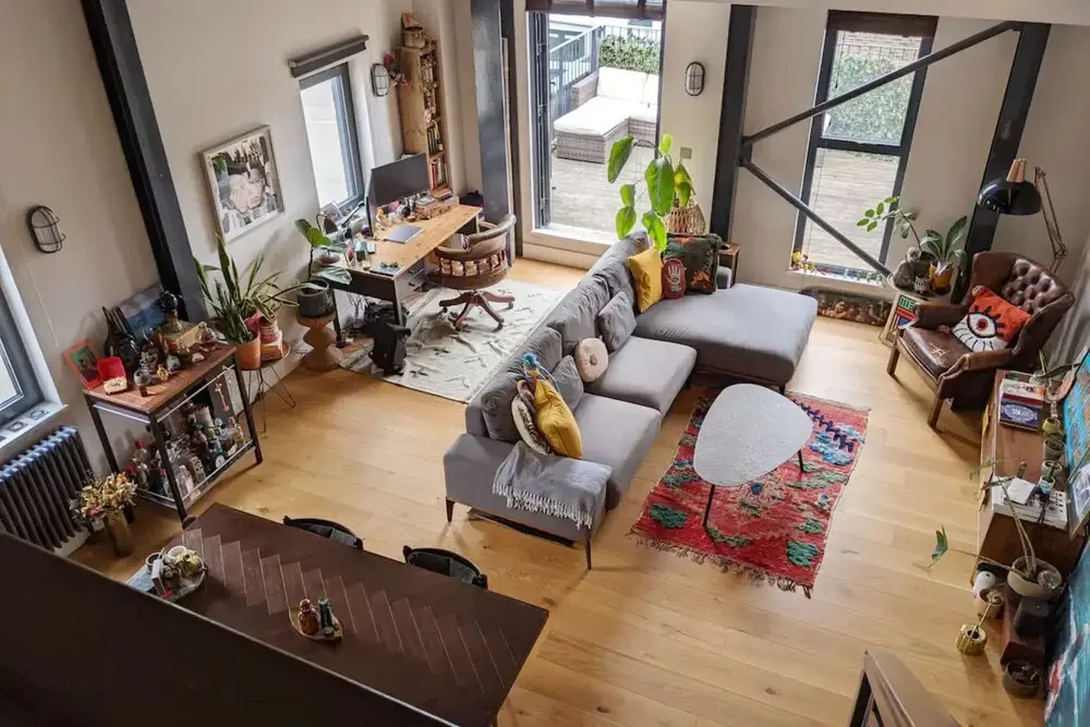 Contemporary Open Plan 1 Bedroom Mezzanine Loft in Hackney