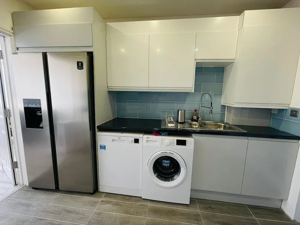 6 - 7 Beds-sleeps 12-elizabeth Line-free Parking