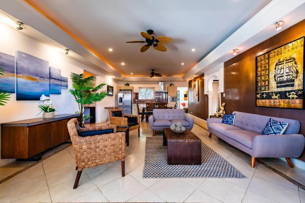 LUXURY 3BR appt, CENTER, 2 min to BEACH, hi-speed wifi