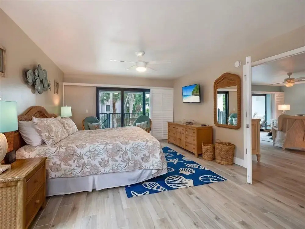 Shorewood Condos by Dream Vacation Rentals