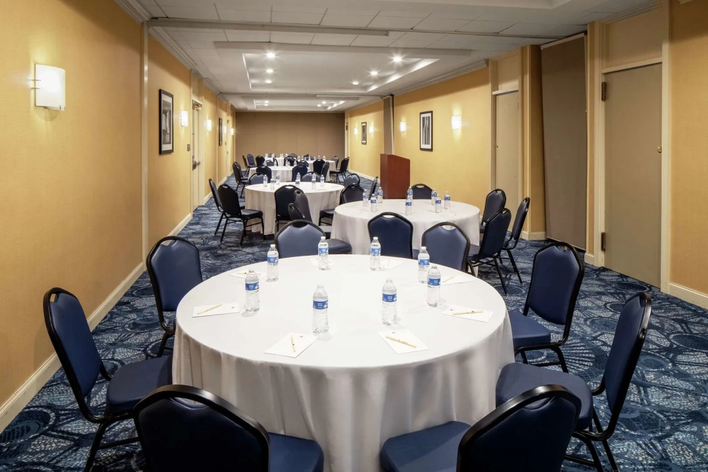 Отель Wyndham Garden Westlake
