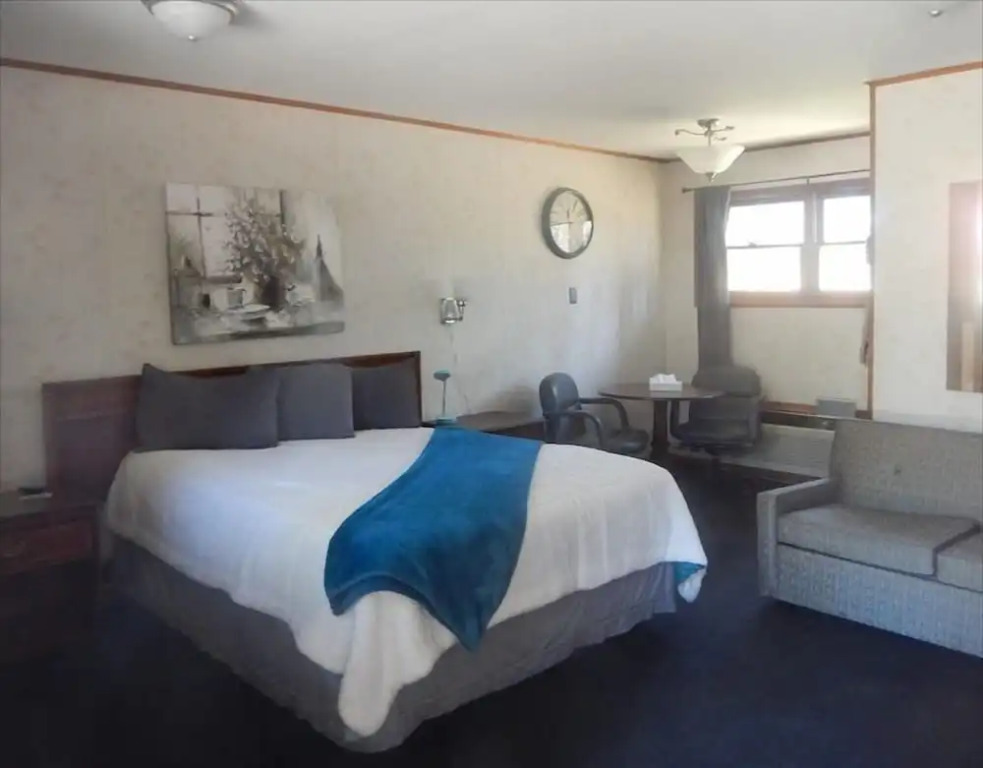 Cedar Village Motel