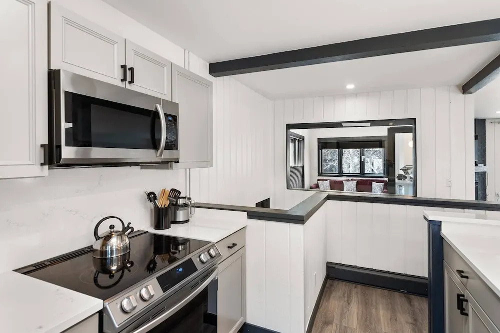 Snowmass Modern 3 Bedroom w/ Hot Tub 251