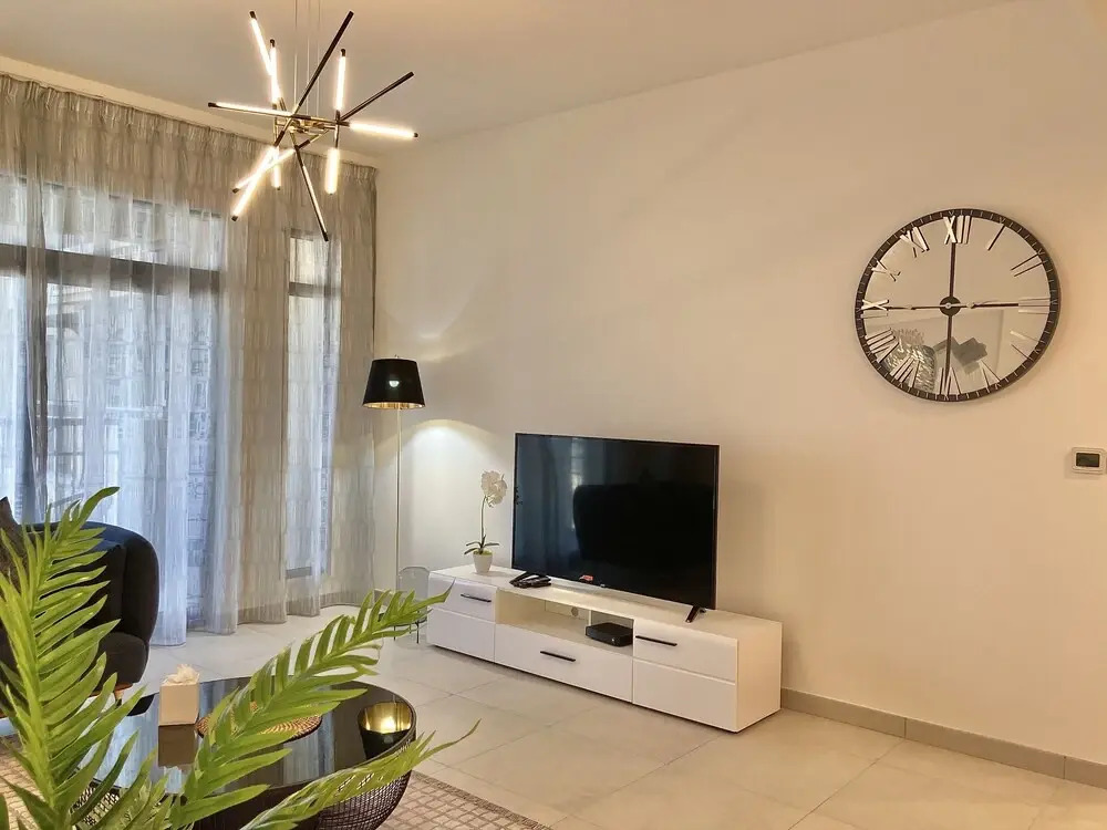 SuperHost - Lavish Condo with Burj View, Steps From Sea