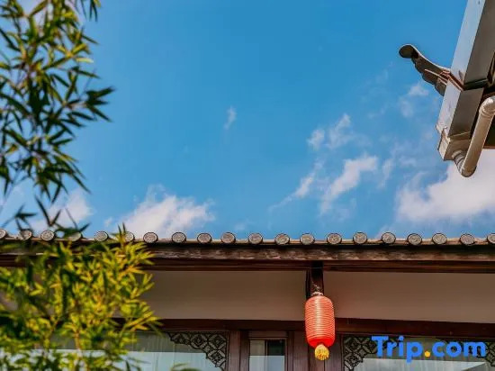 Bamboo Pavilion·Grace: A Panoramic Sky Garden Art Homestay with Ancient City and Snow Mountain Views