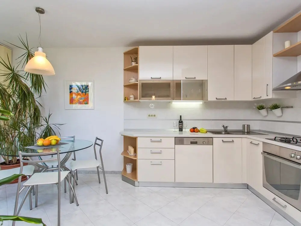 Spacious and Modern 1st Floor Apartment With Private Garage, Wi-fi