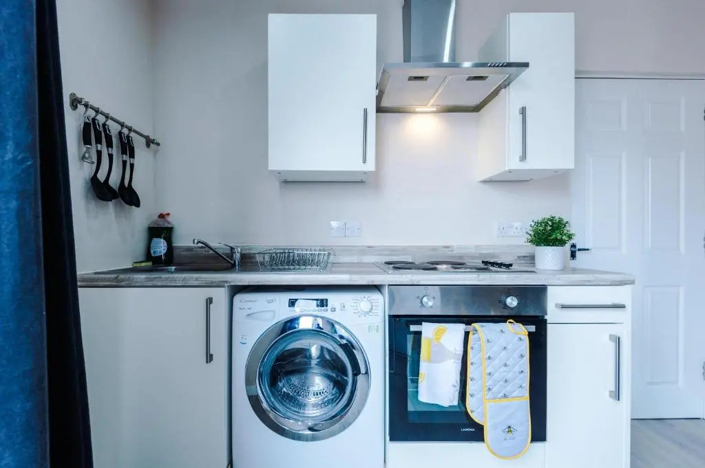 OPP Apartments Barall Court - Great for contractors, 2 miles from city centre, free parking & WIFI