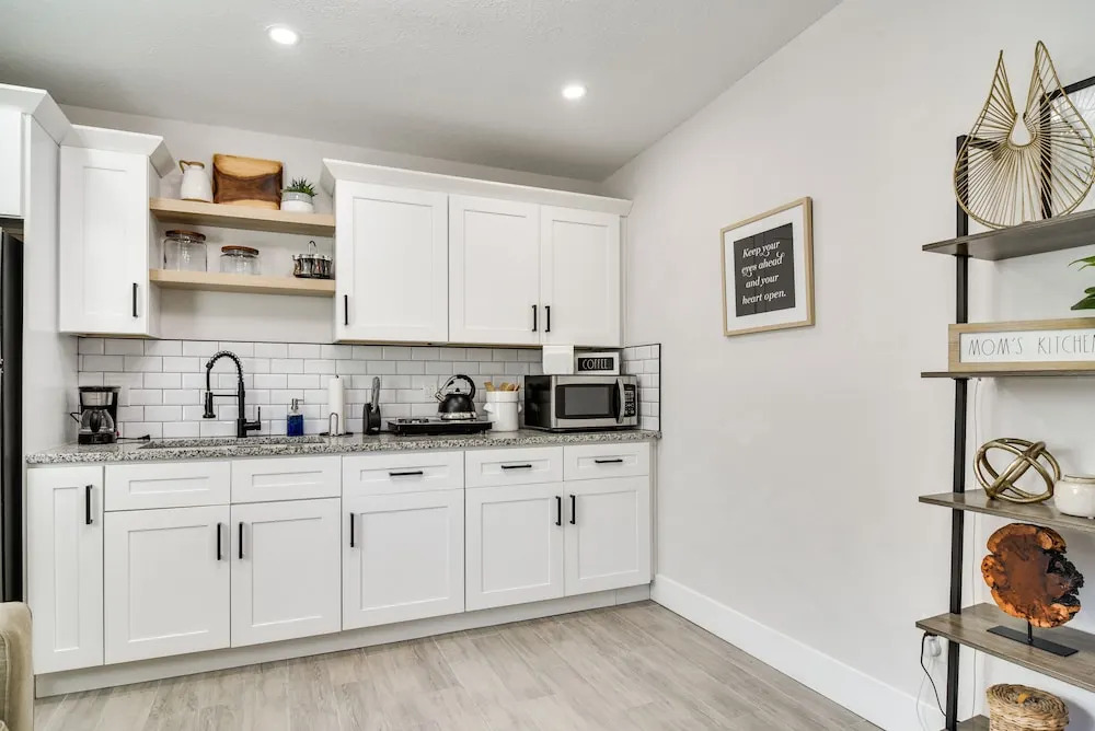 Tampa Studio w/ Shared Backyard ~ 4 Mi to Downtown