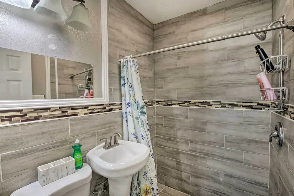 Long Beach Apt ~ 9 Mi to Shoreline Village & Beach