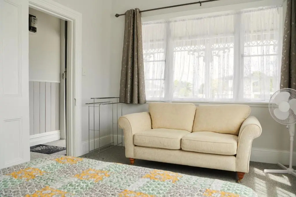 Sun Seeker's Cottage - Napier Holiday Home