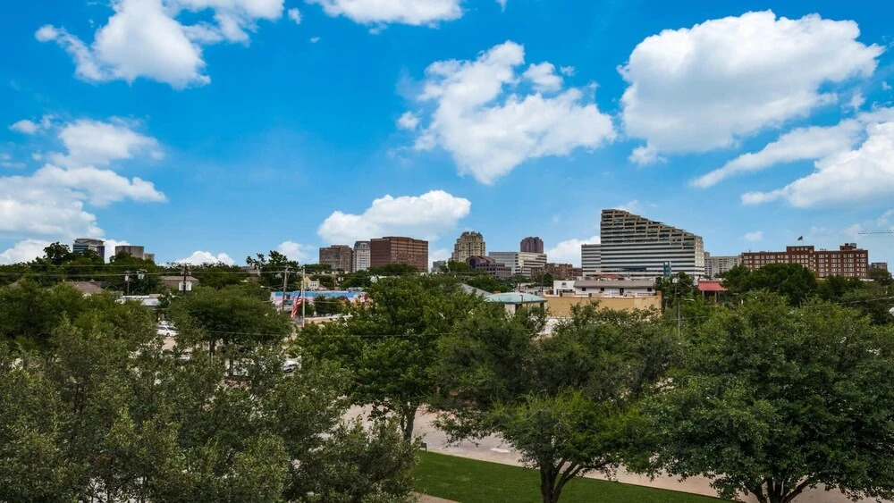 Luxurious 2BR with high ceilings and skyline views | by CozySuites