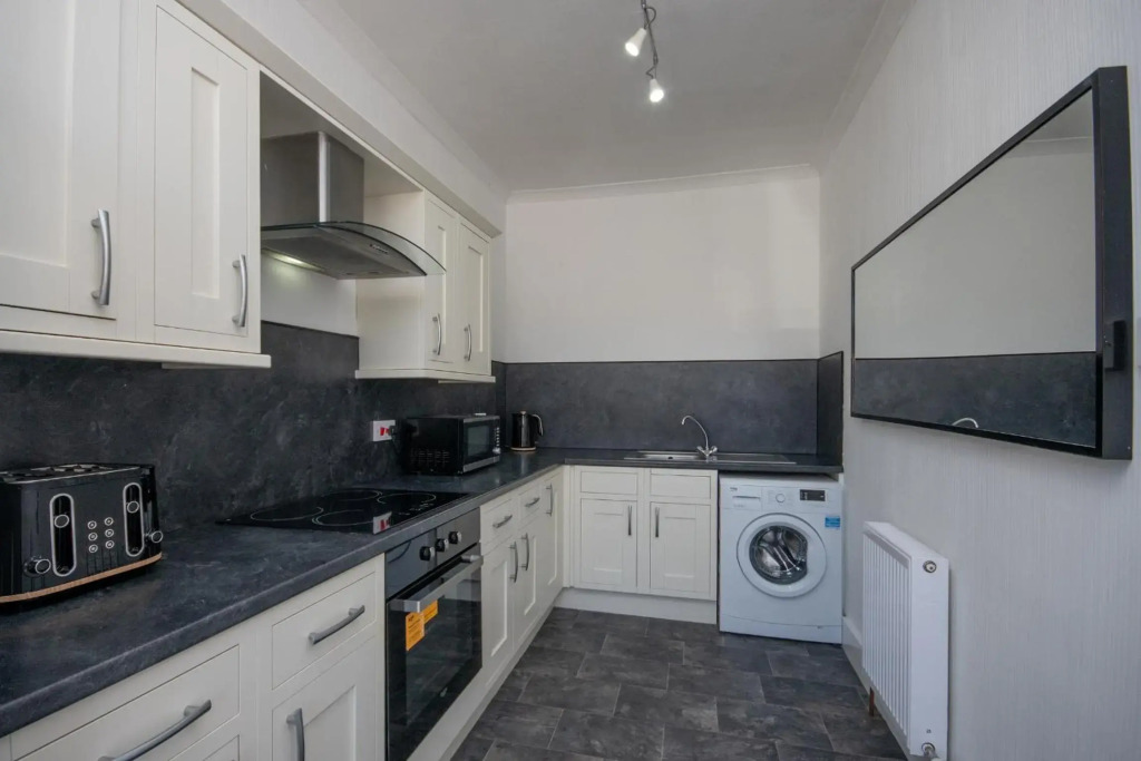 Find "DWELLCOME HOME Ltd" site for 10oo10 assurance from past guests - Immaculate Central 1 double bedroom 1st floor Apartment with free parking and 100Mbps broadband, Miles better than a hotel