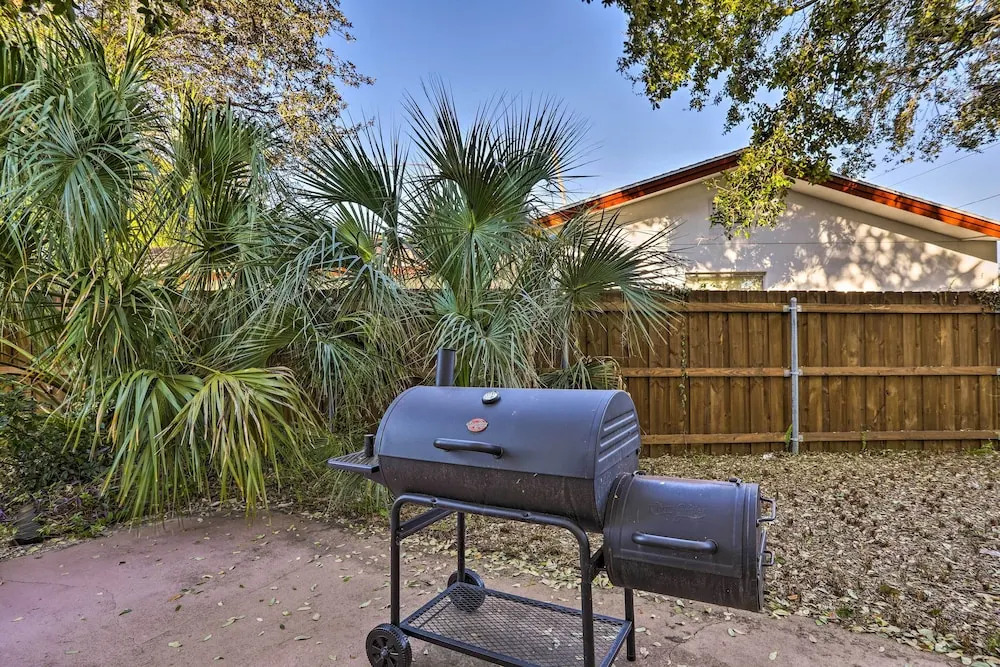St Petersburg Hideaway w/ Fire Pit & Grill!