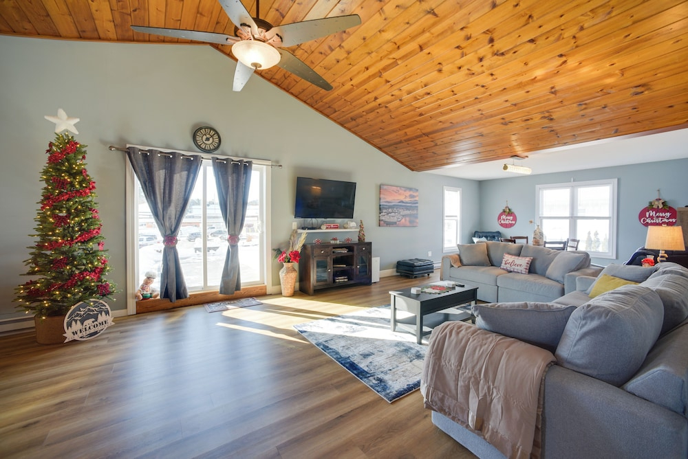 3 Blocks to Lake George Village: Spacious Home