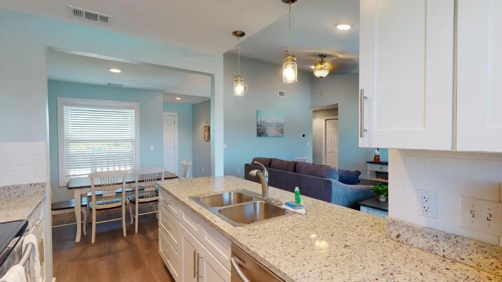 AH-H229 Newly Remodeled Second Floor Condo, Overlooking PoolHot Tub