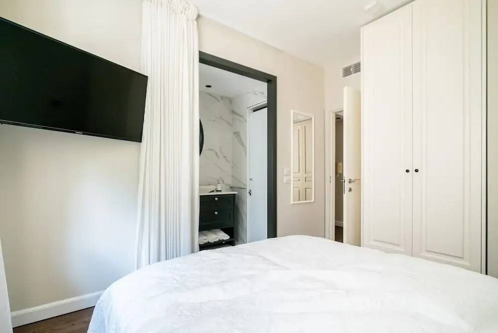 Diagonal-Stay Residency