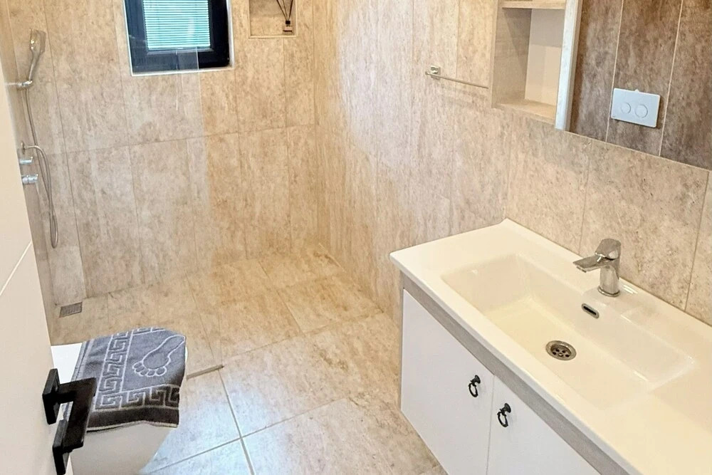 Villa-Sleeps 8-Parking-Pool-Bbq