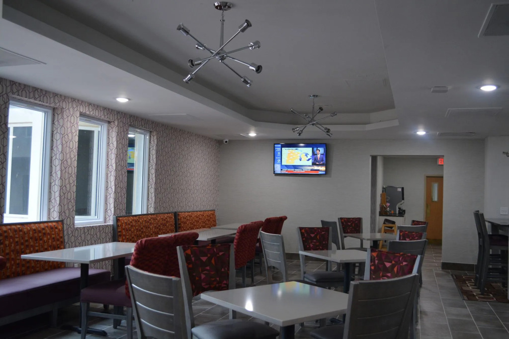 Orangewood Inn & Suites Kansas City Airport