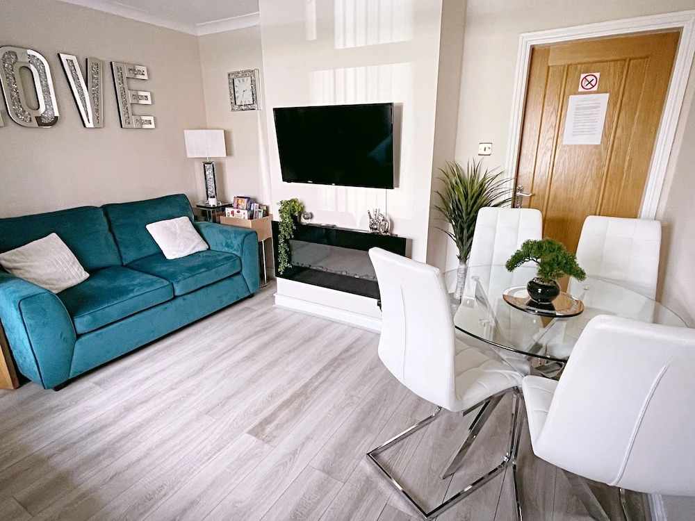 The Serene Stays Sleeps 6 With Garden