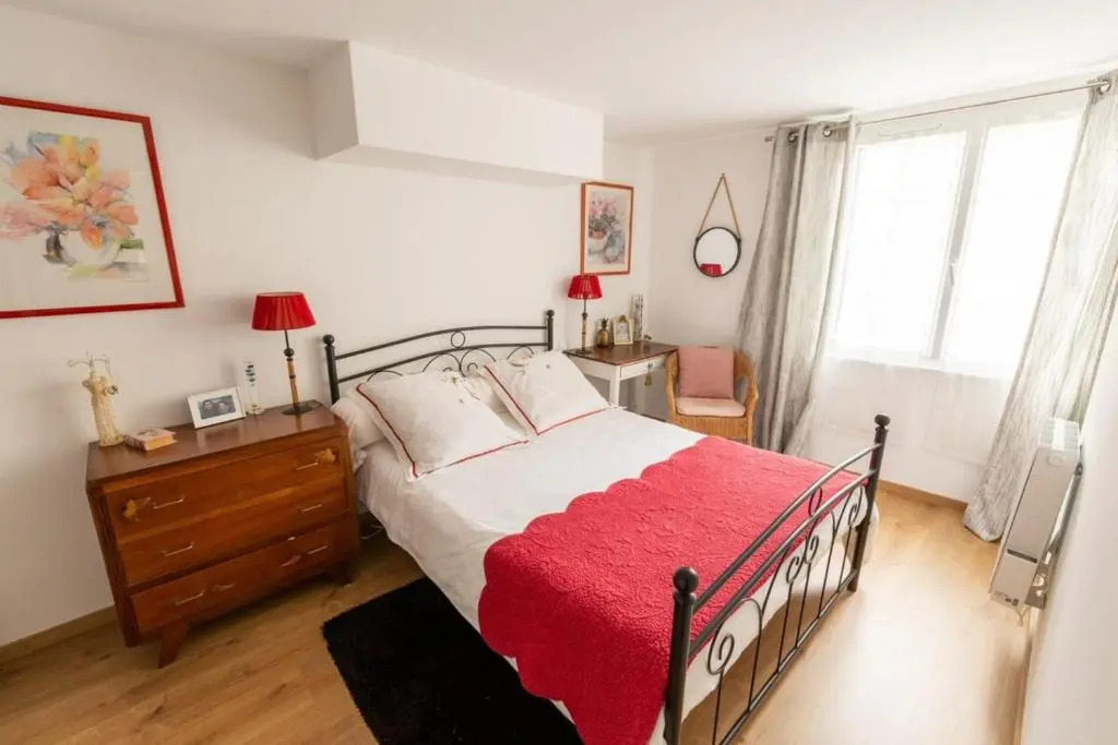 Furnished Apartment Near Palais de la Justice With 2 Bedrooms & a Garden