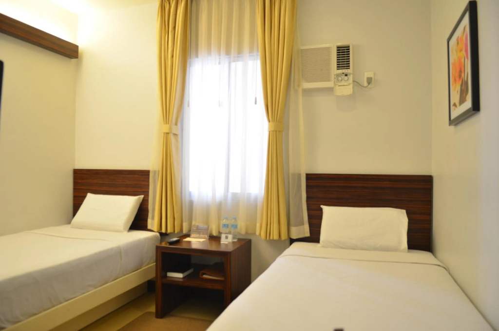 DHotel & Suites