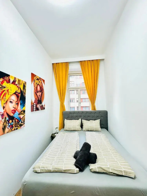 Stylish 9BR Apartment for 18 Guests