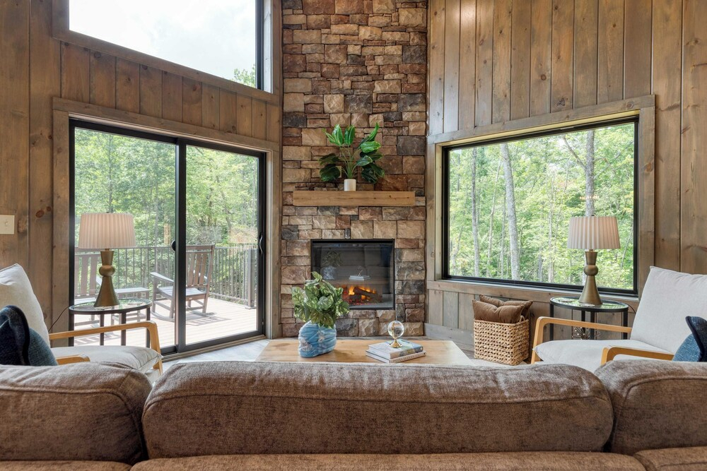Luxe Cabin w/ Hot Tub, Views & Game Room Sleeps 10 Do Good Holler by Avantstay