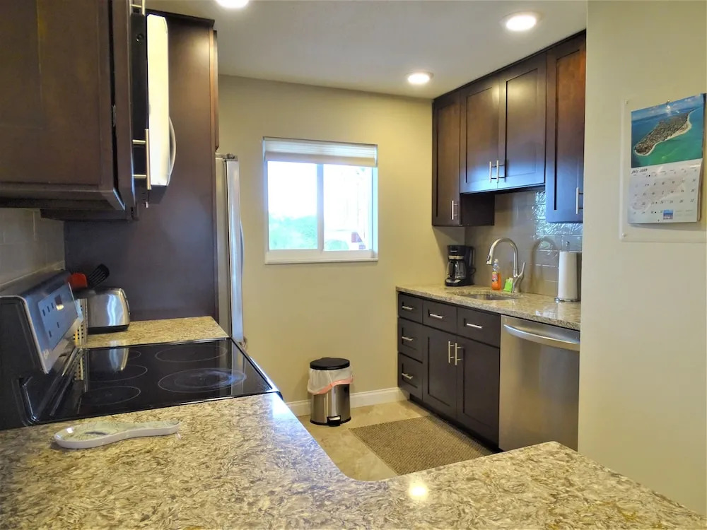 Sunset Royale - 200 2 Bedrooms 2 Bathrooms Apts