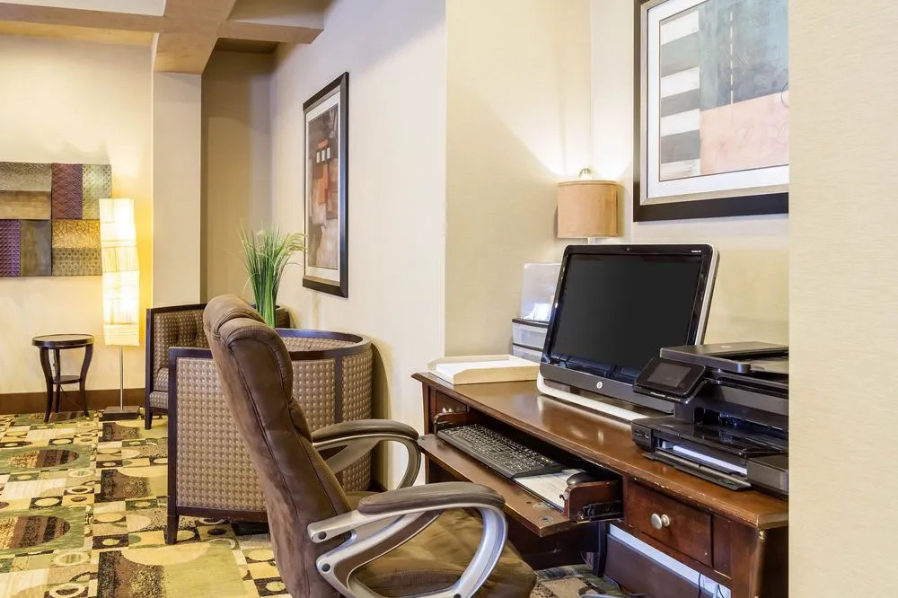 Holiday Inn Express Oakwood Village