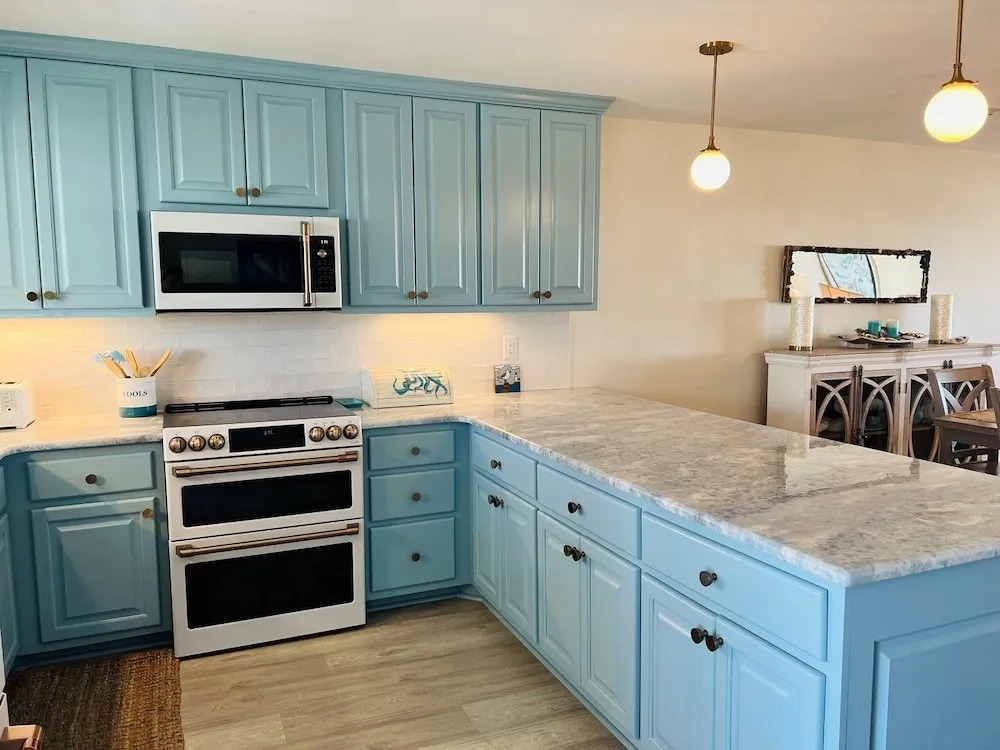 Salty Paradise 4 Bedroom Home by RedAwning