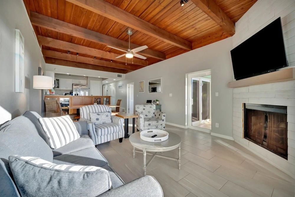 Beachfront Ocean Views Balcony Condo Sleeps 8