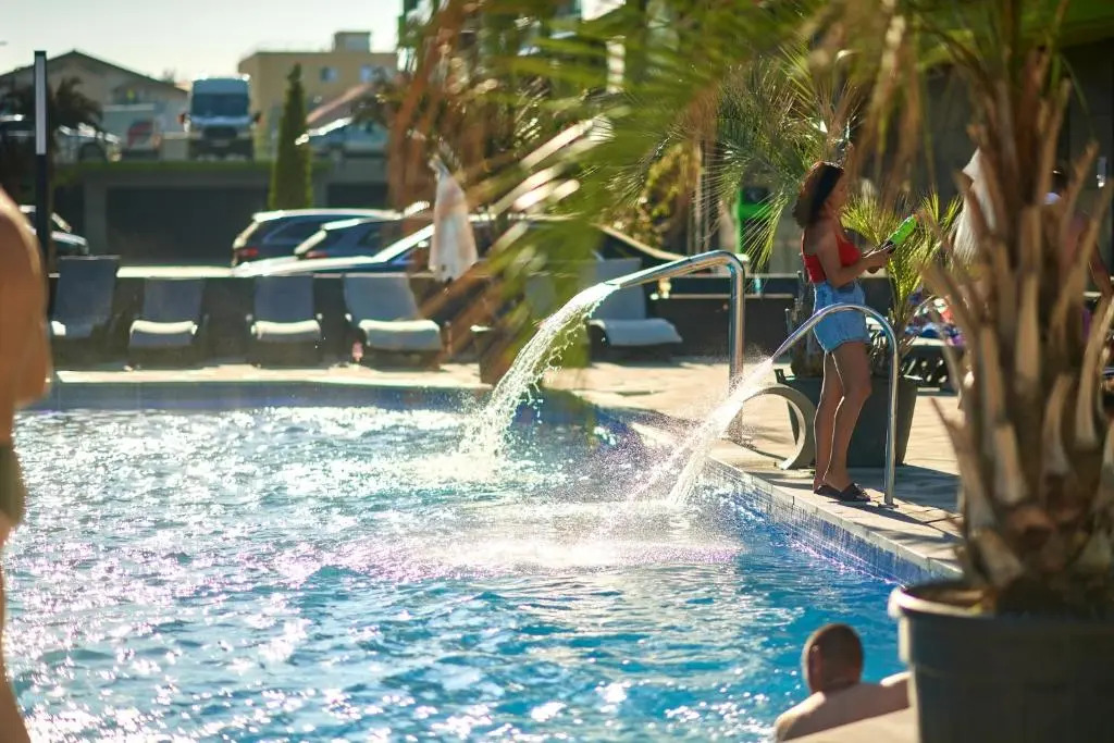 7 Waves Studio-Spa n Pools beach resort