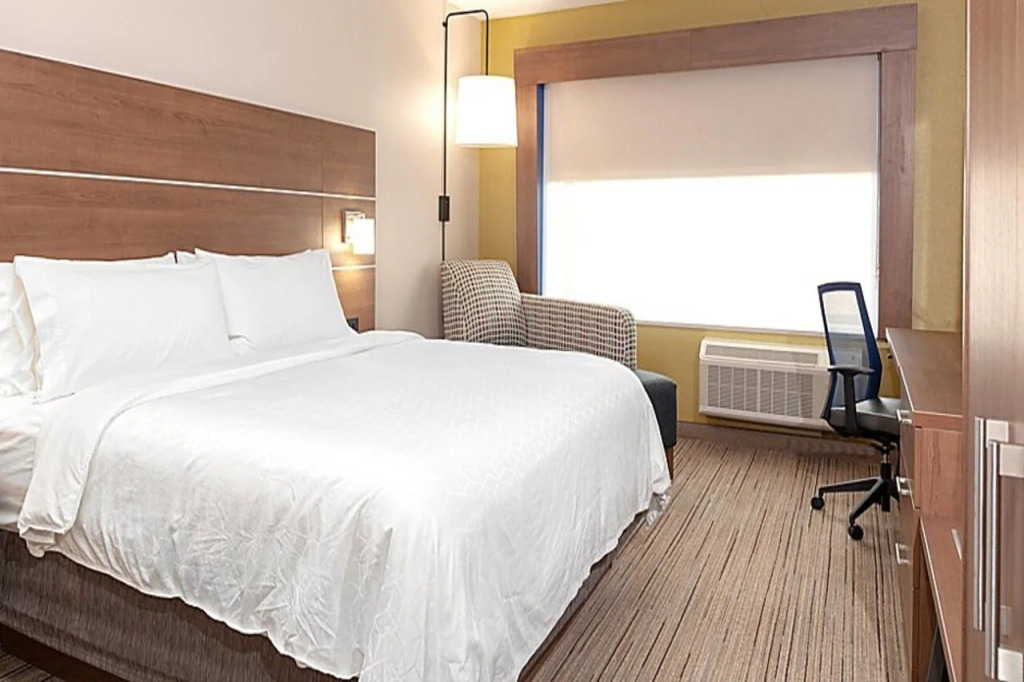 Holiday Inn Express & Suites Phoenix East - Gilbert by IHG