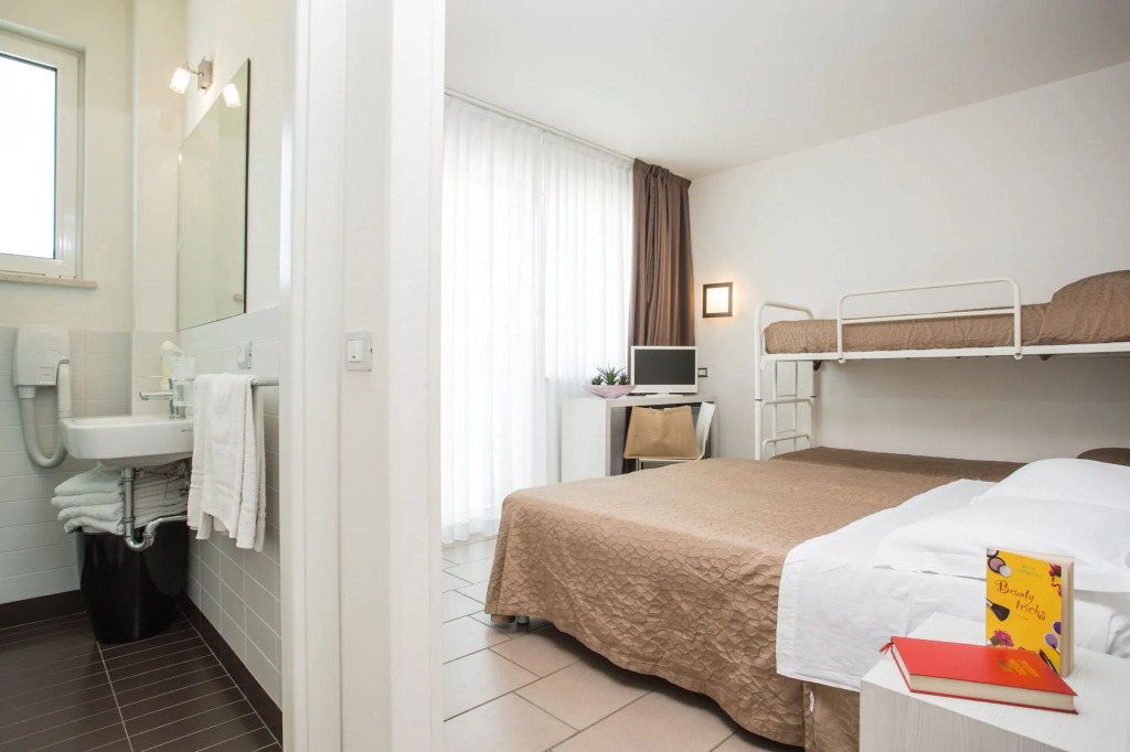 Mokambo Shore Hotel