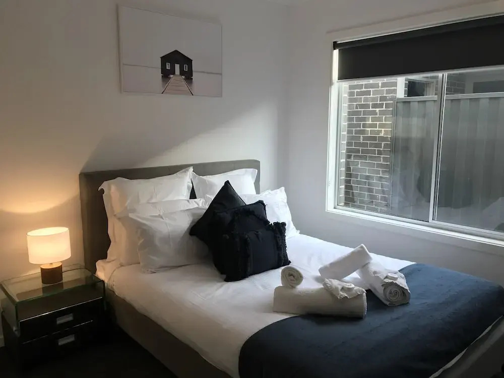 Sleek Stylish Modern Close to Airport