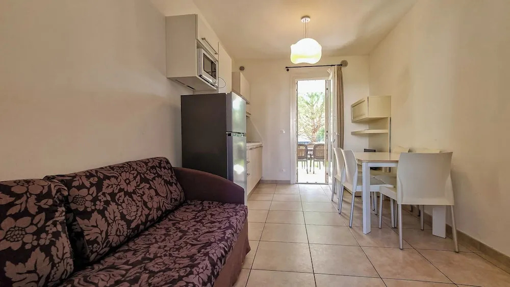 Lovely Apartment With two Fenced Gardens