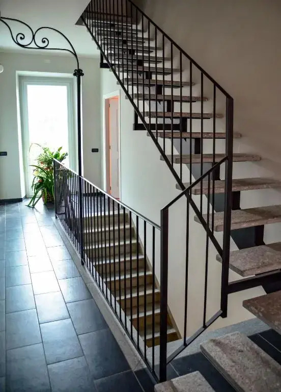 "B&B Sans égal", con CAMERE PRIVATE e APPARTAMENTI al PIANO TERRA a Biella