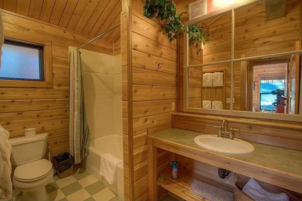 Smokey Joes 5 Bedroom Cabin by RedAwning