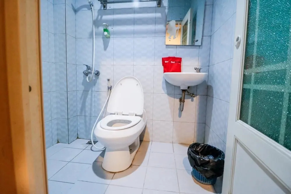RedDoorz Plus near Pasar Wisata
