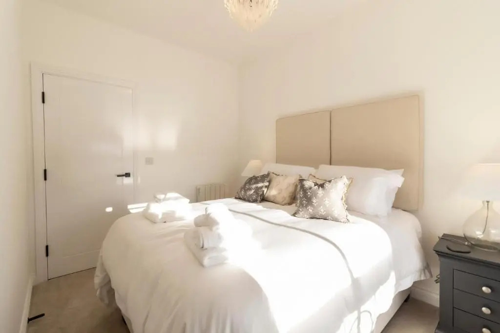 NEW Sleek & Stylish 2BD Flat - Heart of Haworth